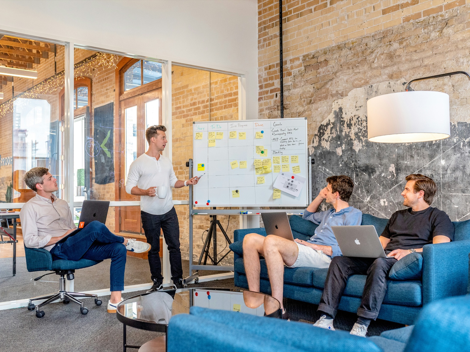 Et team samlet til produkt- og strategiarbejde omkring en tavle